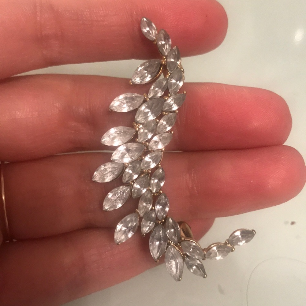 Winged ear cuff